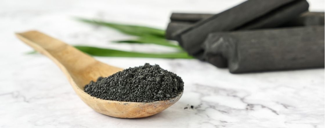 Carbone vegetale: a cosa serve, quando prenderlo e i benefici