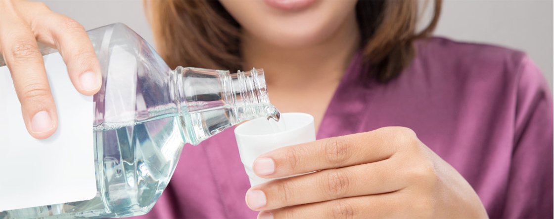 Collutori con o senza clorexidina: caratteristiche e differenze