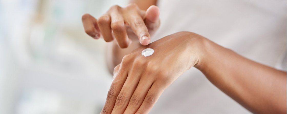 Mani screpolate e secche: ecco come prendertene cura