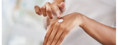 Mani screpolate e secche: ecco come prendertene cura Mani screpolate e secche: ecco come prendertene cura