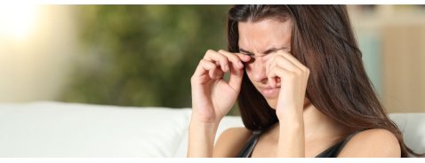Occhi che lacrimano e bruciano: possibili cause e rimedi Occhi che lacrimano e bruciano: possibili cause e rimedi