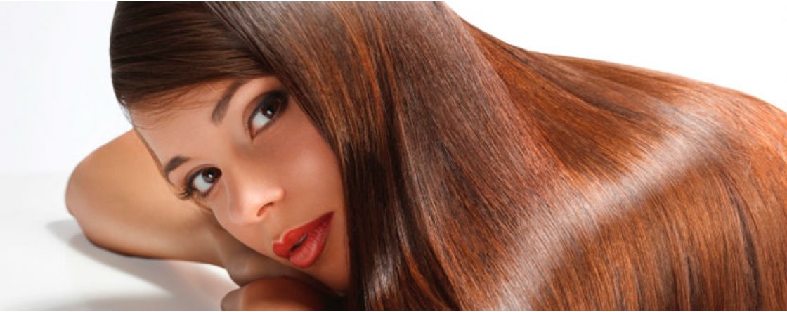 Capelli sfibrati dopo l'estate: consigli per idratarli