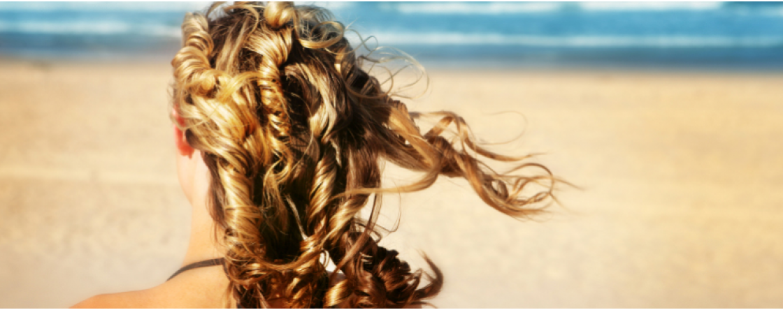 Capelli grassi, come curarli d'estate